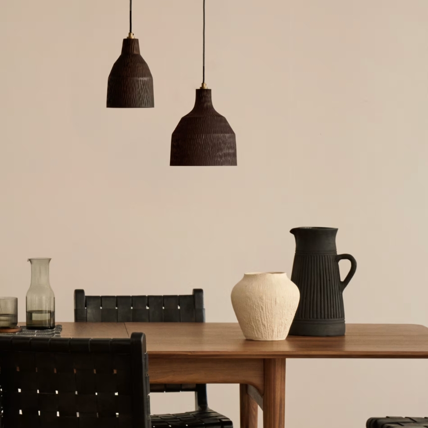 Černé dřevěné závěsné světlo Kave Home Amire 15 cm
