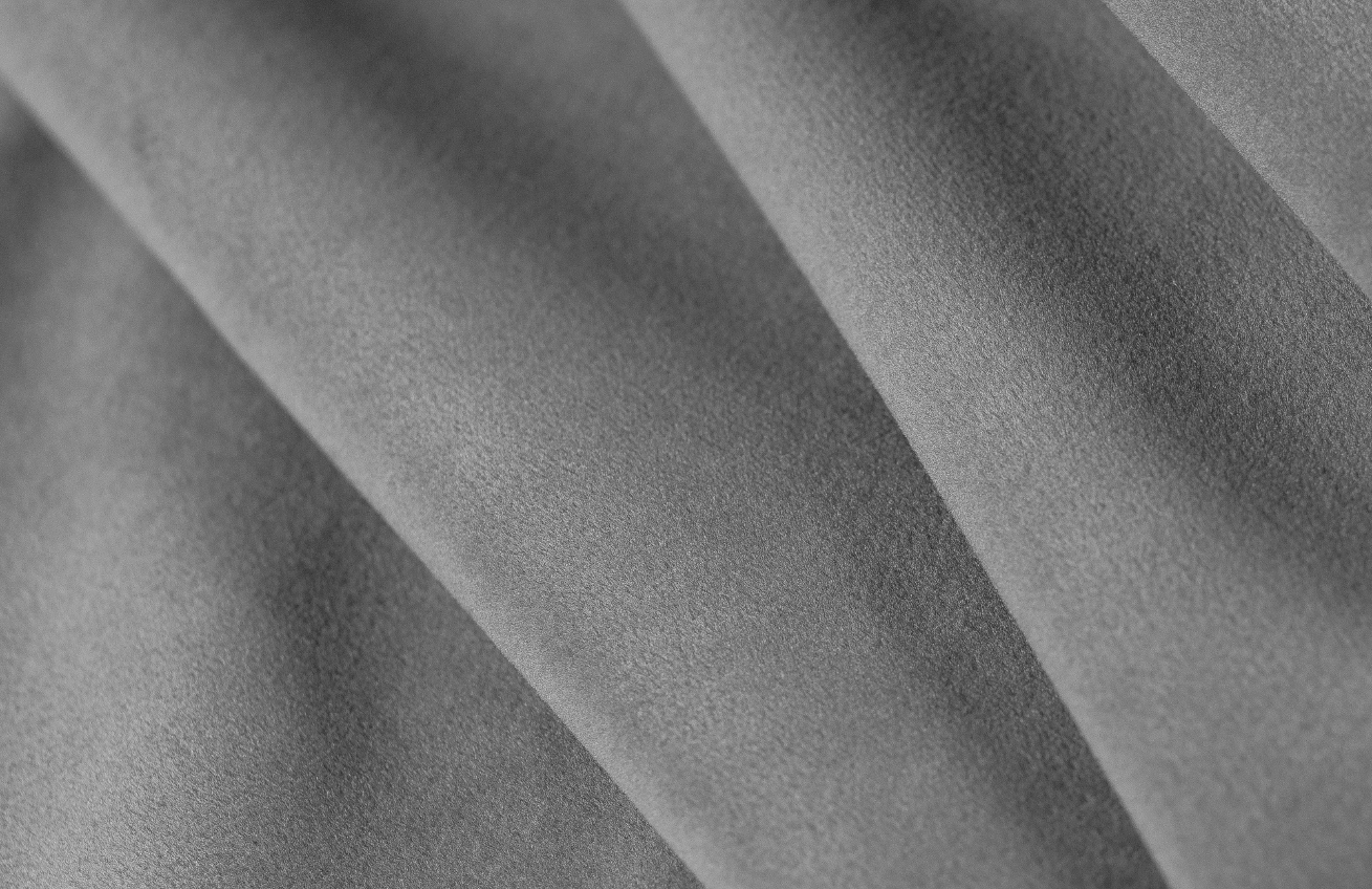 Světle šedá sametová podnožka Cosmopolitan Design Arendal 102 x 80 cm