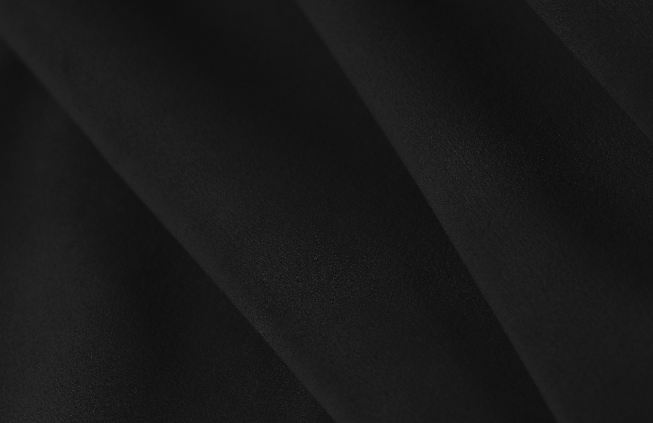 Černá sametová podnožka Cosmopolitan Design Arendal 102 x 80 cm