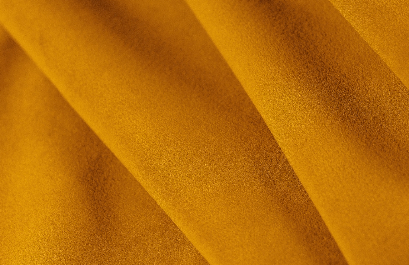 Žlutá sametová podnožka Cosmopolitan Design Arendal 102 x 80 cm