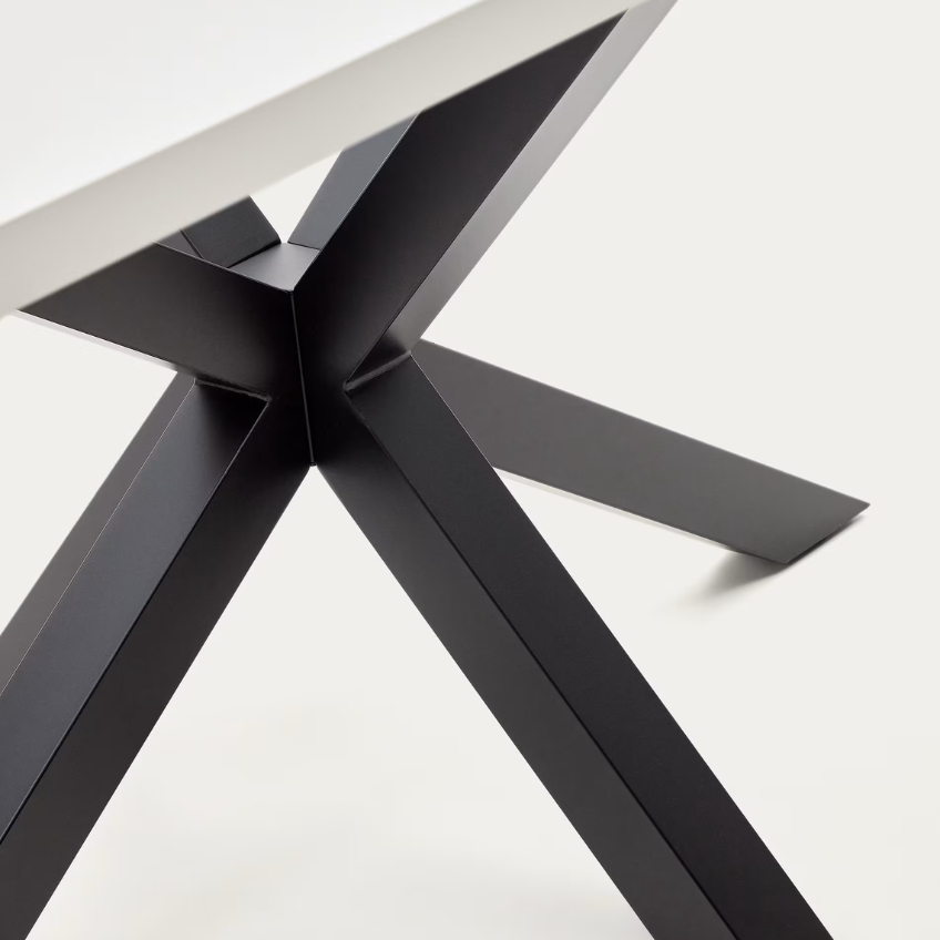 Bílý jídelní stůl Kave Home Argo 160 x 100 cm s černou kovovou podnoží