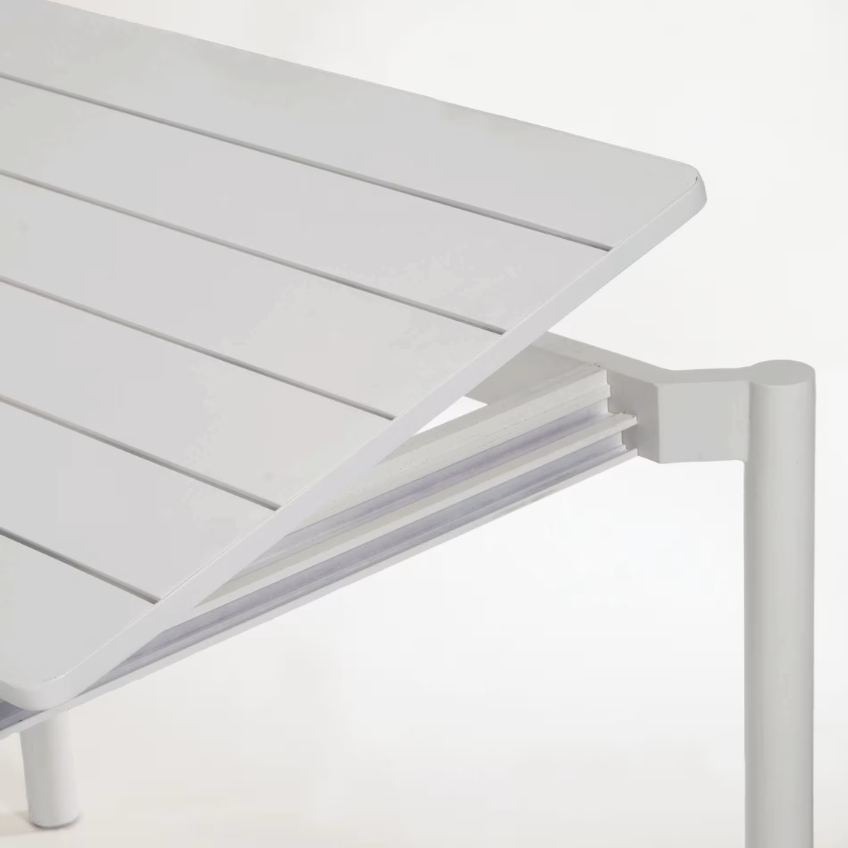 Světle šedý kovový zahradní rozkládací stůl Kave Home Zaltana 140/200 x 90 cm