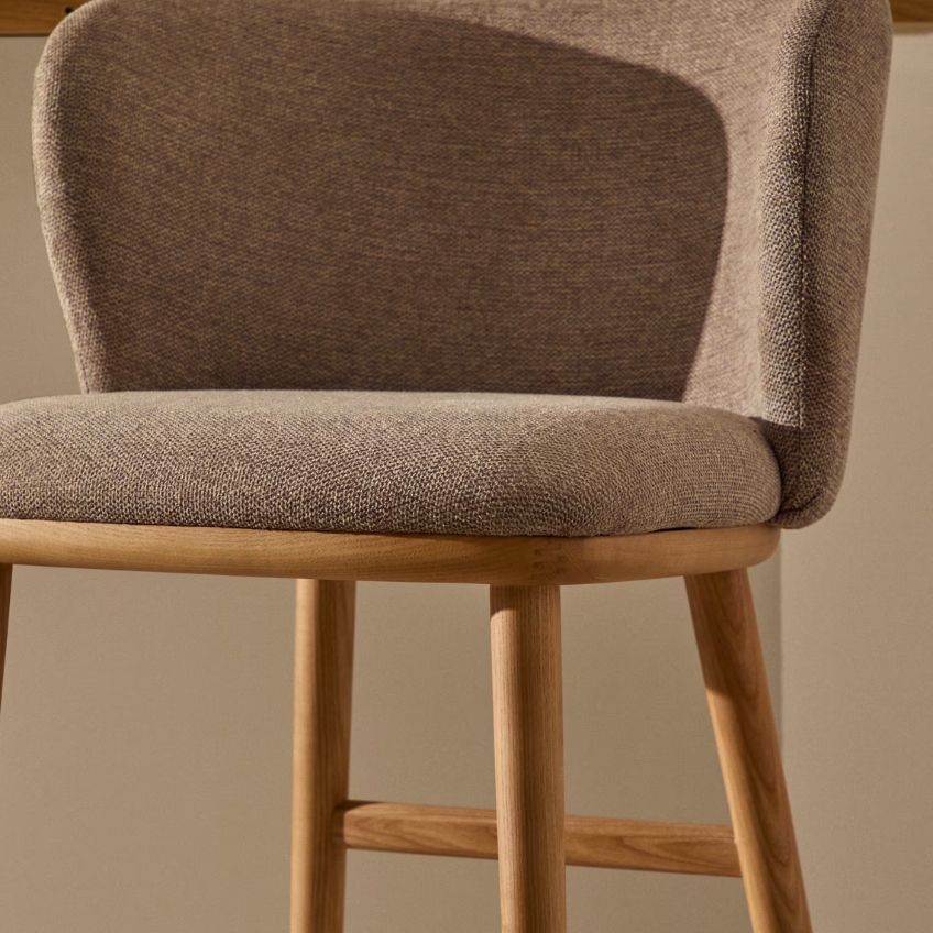 Světle hnědá barová židle Kave Home Ciselia 65 cm s dřevěnou podnoží