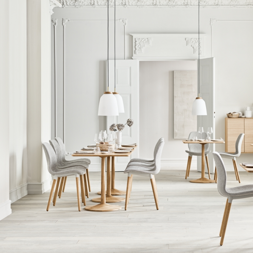 Opálově bílé skleněné závěsné světlo Campa 50 cm -fv-interier-25