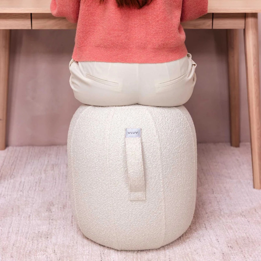 Bílá bouclé balanční stolička VLUV KAPSUL DIVA 48 cm -fv-interier-25