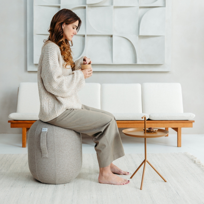 Bílá bouclé balanční stolička VLUV KAPSUL DIVA 48 cm