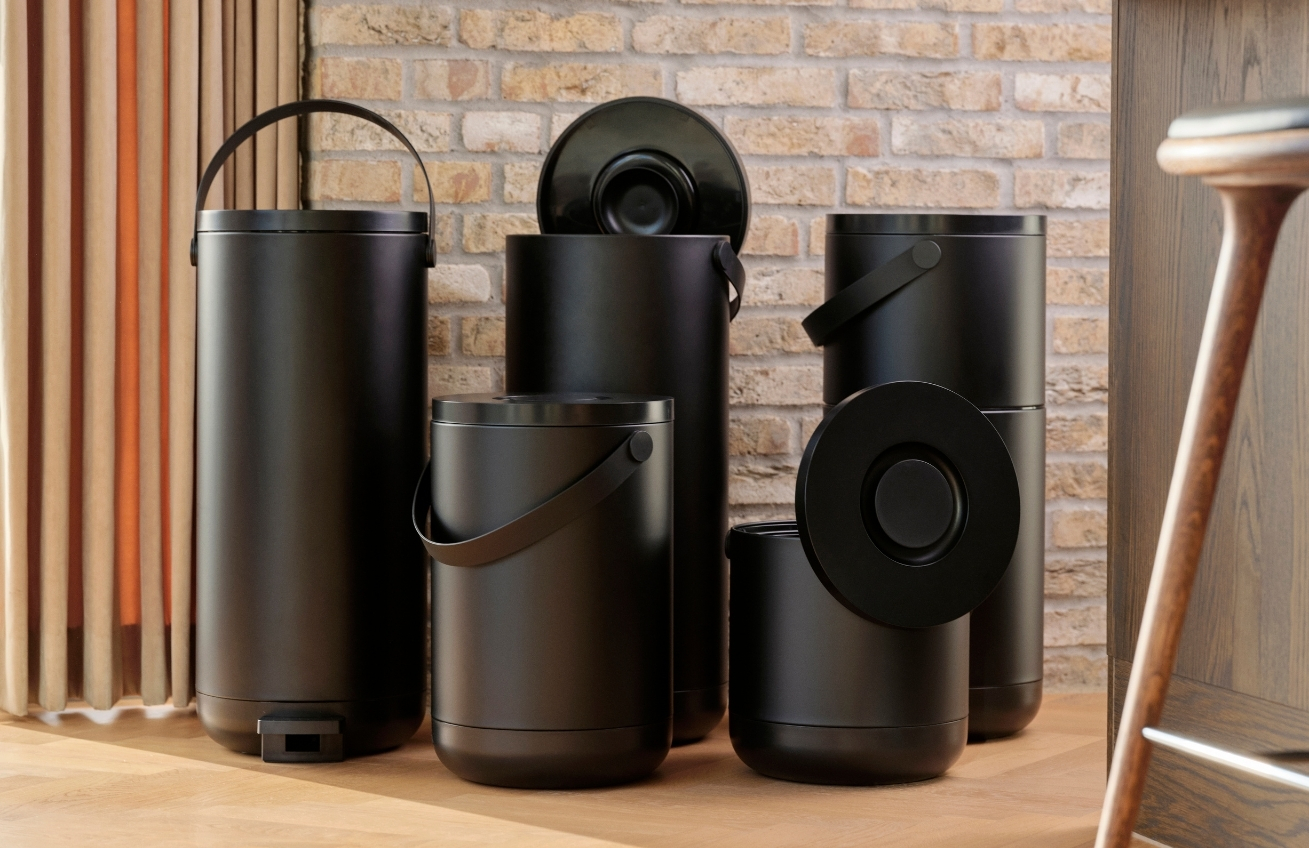 Zone Denmark Černý plastový odpadkový koš Circular 35 l
