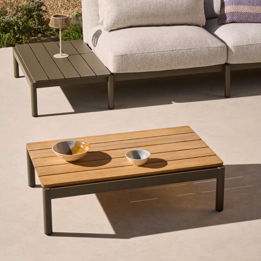Dřevěný zahradní konferenční stolek Kave Home Sorells 91 x 52,4 cm se zelenou podnoží