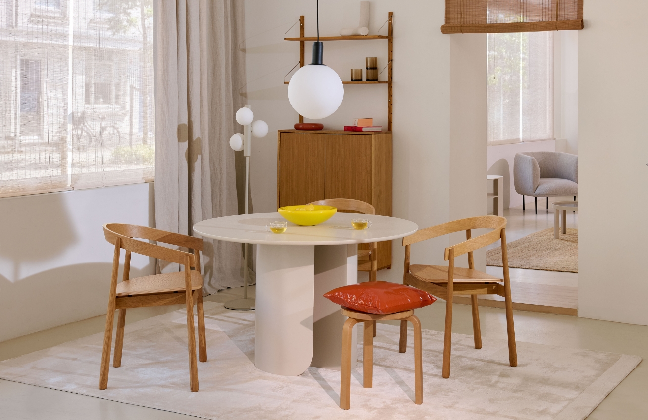 FEST Amsterdam Pískově hnědý lakovaný jídelní stůl Plateau 120 cm