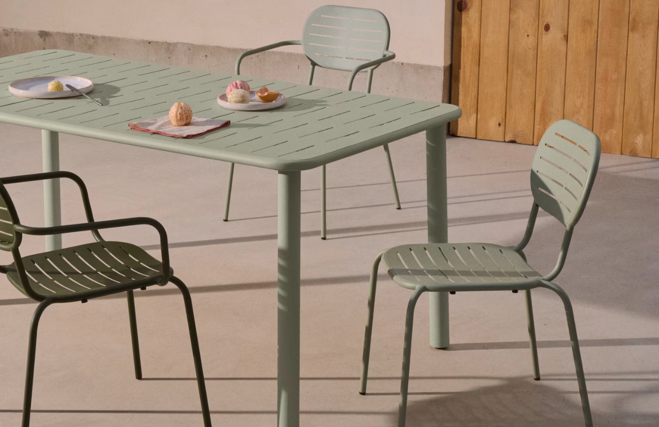 Světle zelený kovový zahradní stůl Kave Home Brai 180 x 90 cm