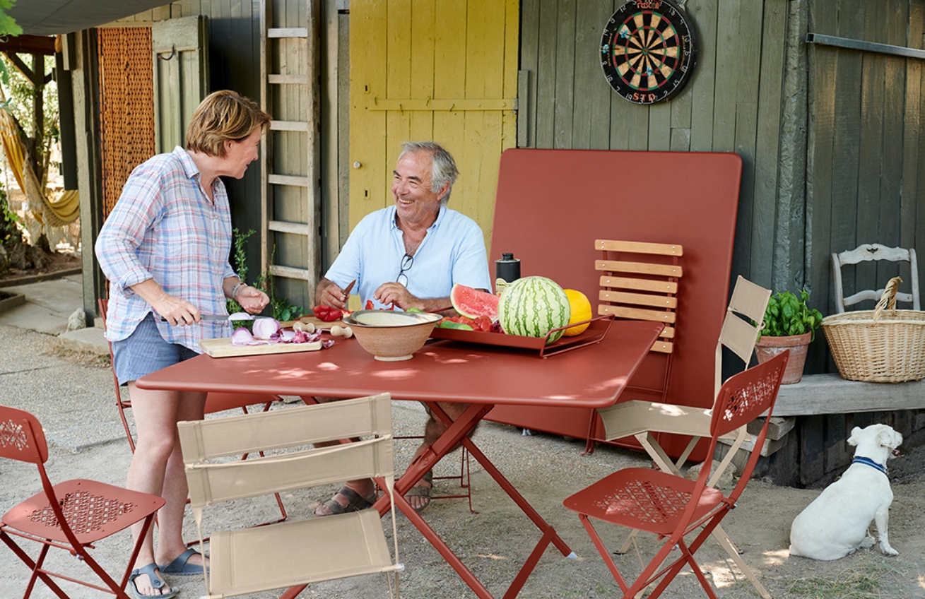 Tmavě modrý kovový skládací stůl Fermob Caractére 128 x 128 cm