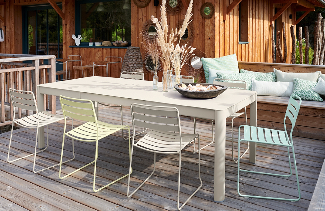 Světle &scaron;ed&yacute; kovov&yacute; rozkl&aacute;dac&iacute; zahradn&iacute; stůl Fermob Ribambelle 149/234 x 100 cm