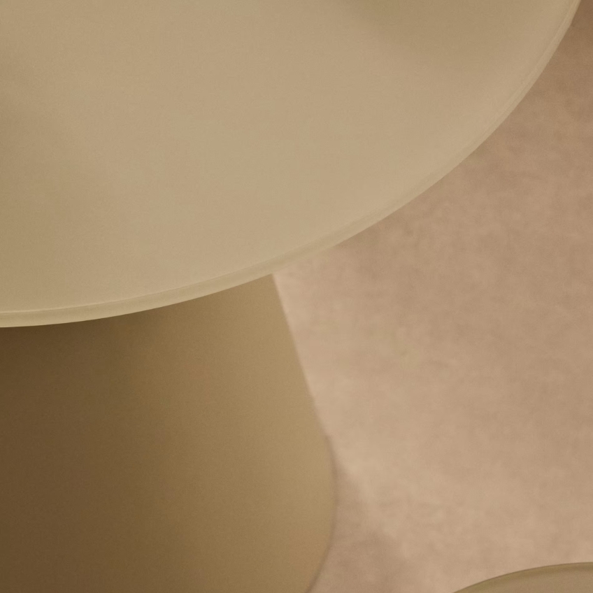 Matně šedý skleněný kulatý odkládací stolek Kave Home Wilshire 50 cm