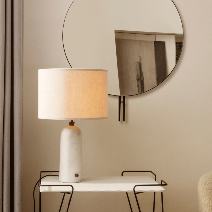 GUBI Mramorová stolní lampa Gravity 65 cm