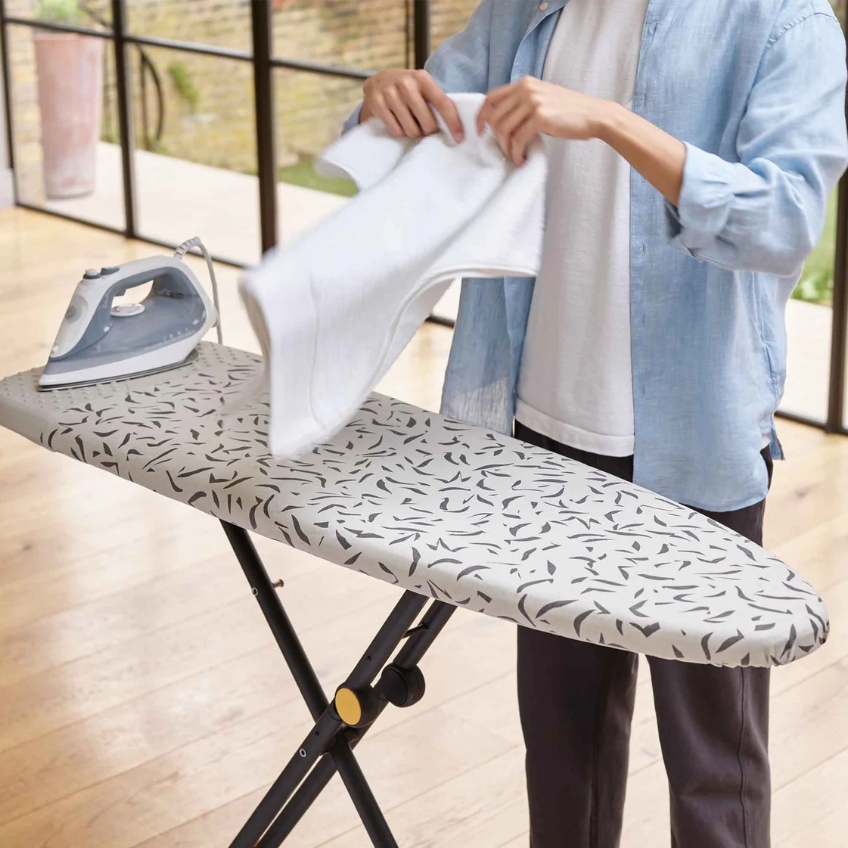 Joseph Joseph Béžovo-černé žehlící prkno Glide Plus 130 cm