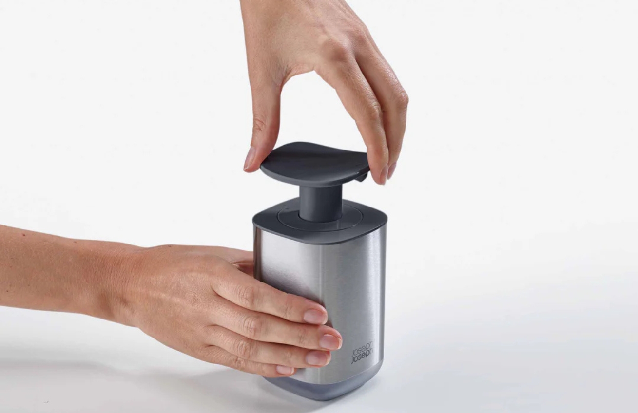 Joseph Joseph Černo-stříbrný dávkovač mýdla Presto