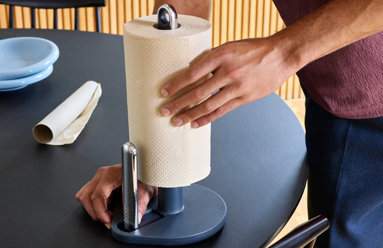 Joseph Joseph Tmavě šedý plastový stojan na roli kuchyňských utěrek Hold