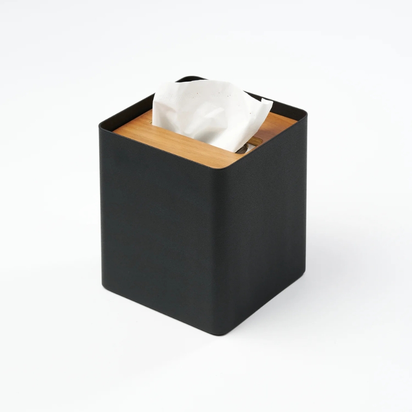 YAMAZAKI Černý kovový box na ubrousky Rin 13 x 13 cm