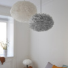 Světle šedé závěsné světlo Eos Large z pravých husích per Ø 65 cm -fv-interier-25