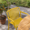 Hořčicově žlutá plastová zahradní židle Kave Home Isabellini -fv-interier-25