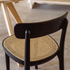 Černá jasanová jídelní židle Kave Home Romane s ratanovým výpletem -fv-interier-25