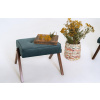 Petrolejově modrá sametová podnožka Vinnie -fv-interier-25