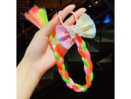 Různě barevné copy s ozdobou do vlásků jako příčesek