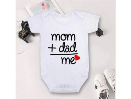 Kojenecké body s nápisem "Mom + Dad = Me"