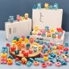 Montessori dřevěné hračky - různé dřevěné tvary k navlečení na šňůrku