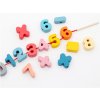 Montessori dřevěné hračky - různé dřevěné tvary k navlečení na šňůrku