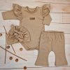 Body s volánky, legíny do zvonu a čepička, 3D, bavlna, cappuccino (Velikost 74 (6-9m))