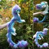 50 cm dlouhý plyšový drak z pohádky Raya a poslední drak Sisu dragon