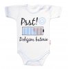 Body krátký rukáv s vtipným textem Baby Nellys, Psst! Dobíjím baterie, kluk (Velikost koj oblečení 56 (1-2m))