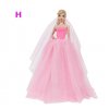 Různé druhy dlouhých šatů pro Barbie