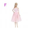 Různé druhy dlouhých šatů pro Barbie