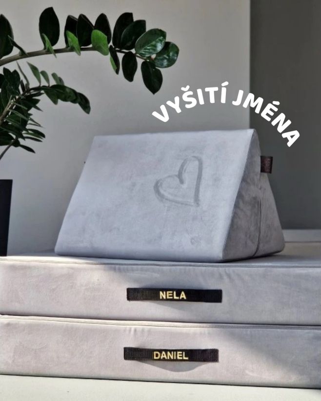Věděli jste, že si můžete nechat na BUNKR vyšít jméno?✨ 🪡 Personalizace na přání — 4 madla = 4 jména či nápisy Vyšijeme...