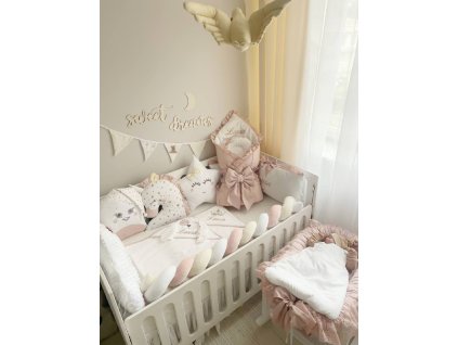 výbava do postýlky pro novorozence – hnízdečko, mantinely a zavinovačka