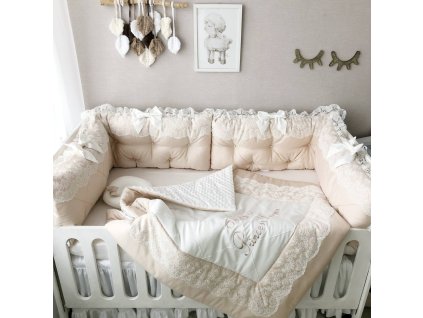 Mantinel s volánem a jemnou krajkou – prémiová ochrana do dětské postýlky
