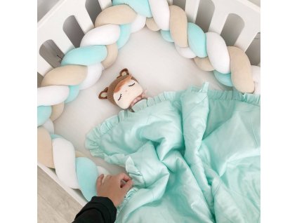 Pletený copánkový mantinel do postýlky