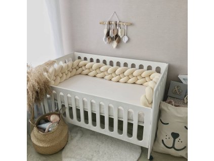 Vysoký pletený cop pro bezpečný spánek novorozence