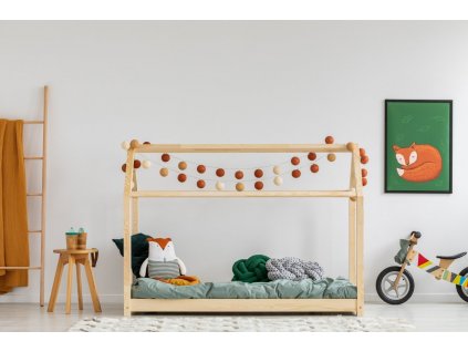 Domečková dětská postel z masivního dřeva v přírodní barvě Mila MM