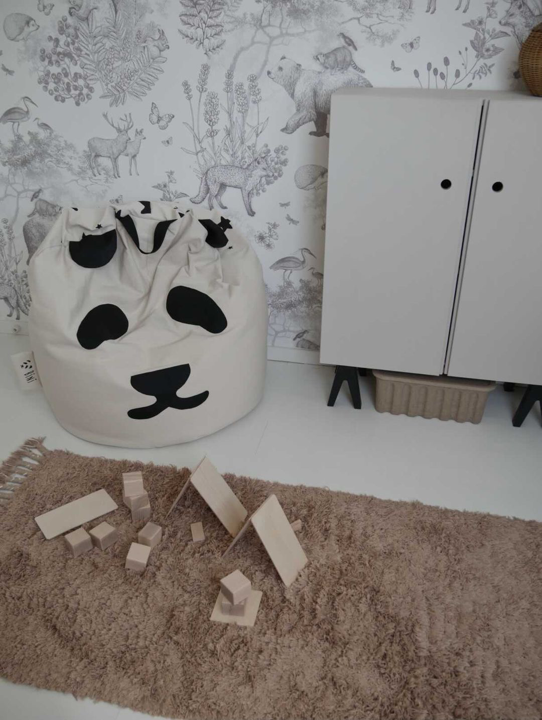 Dětský sedací vak Bini Panda Original L Design vaku: Panda + černé hvězdy s černým úchytem