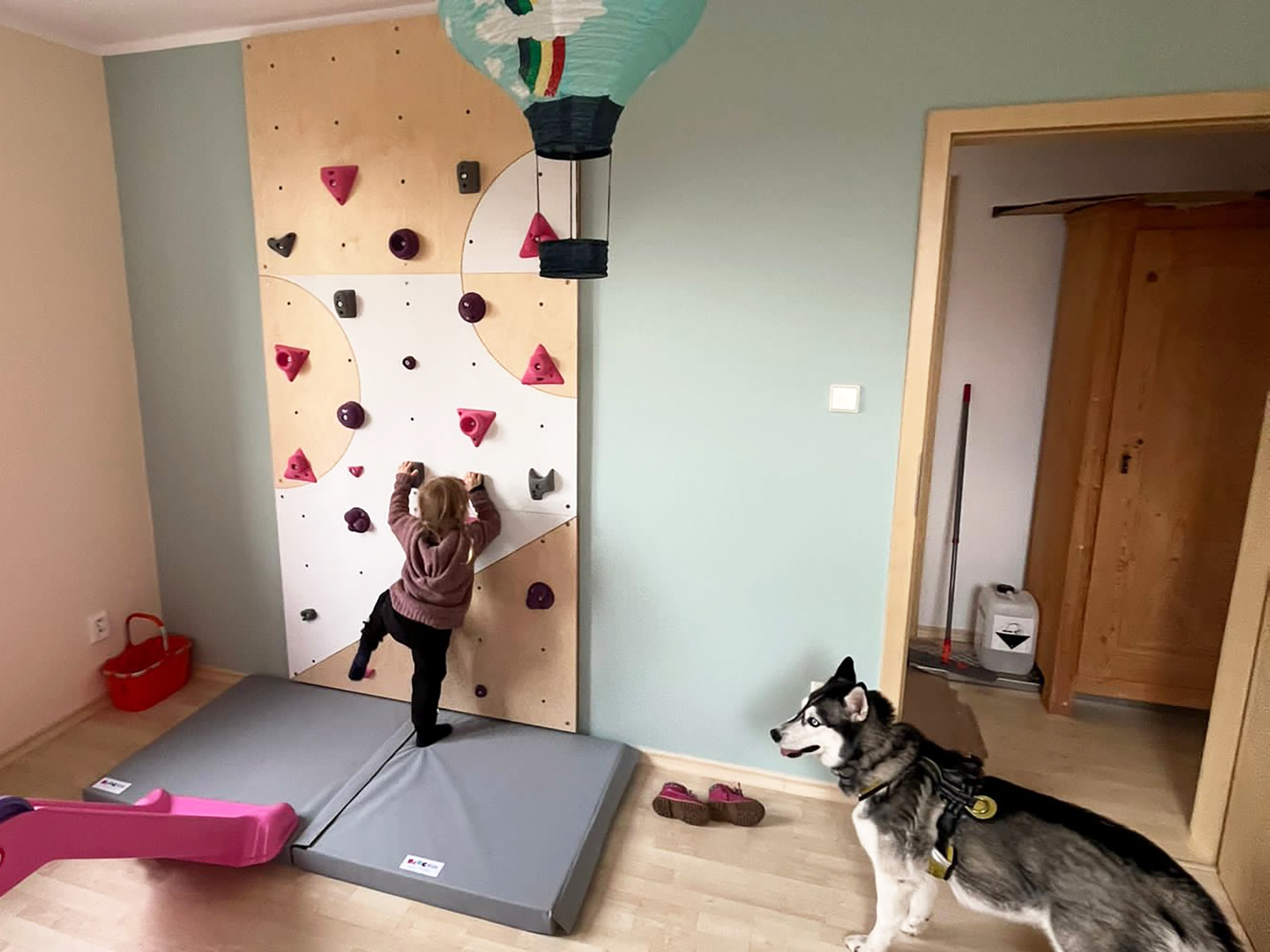 Lezecká stěna do dětského pokoje BLOCKids 2 + lezecké chyty Barva úchytů: Růžová