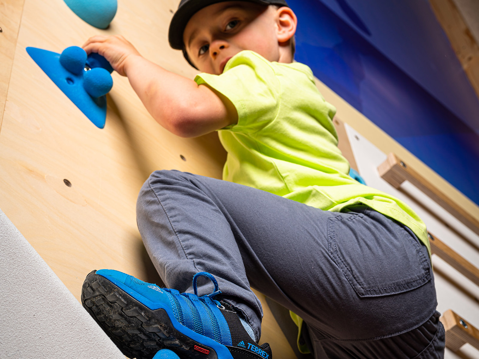 Lezecká stěna do dětského pokoje BLOCKids 8 + lezecké chyty Barva úchytů: Modrá