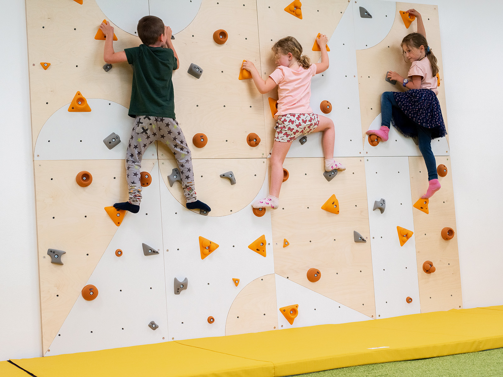 Lezecká stěna do dětského pokoje BLOCKids 8 + lezecké chyty Barva úchytů: Oranžová