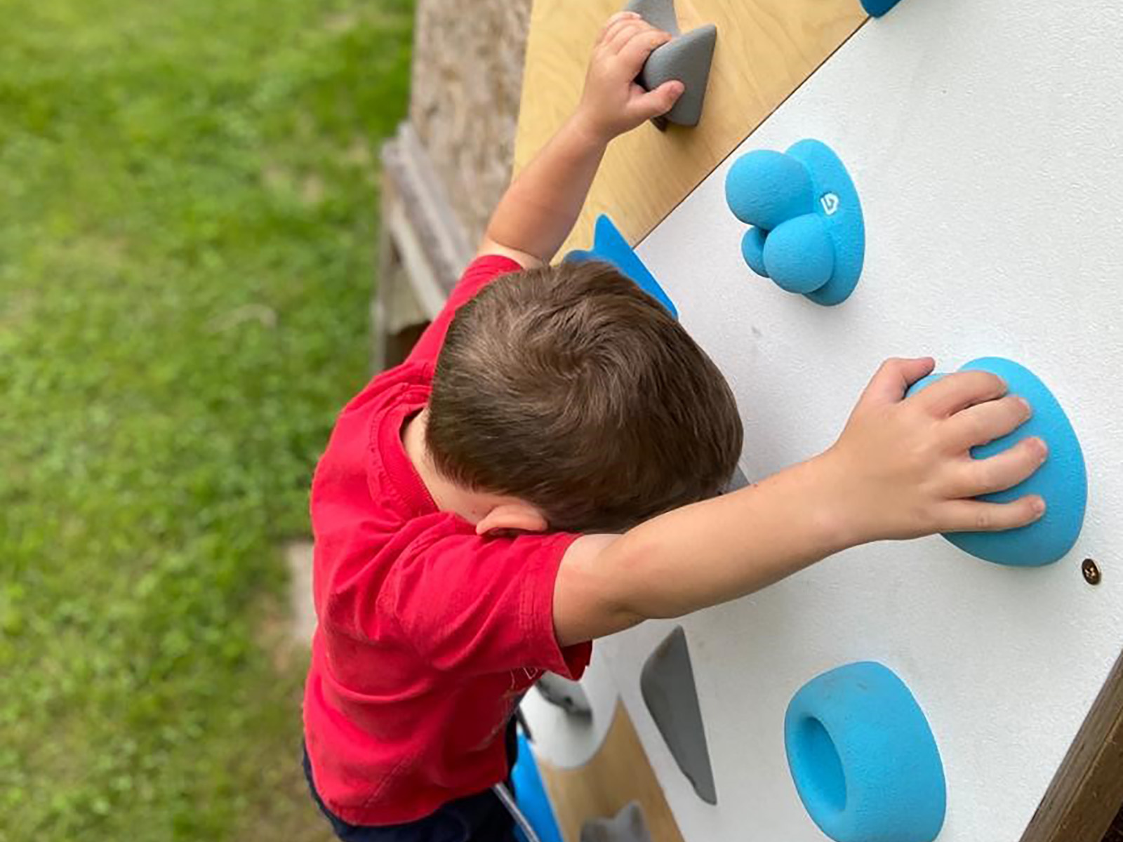 Venkovní lezecká stěna na zahradu BLOCKids 6 + lezecké chyty Barva úchytů: Modrá