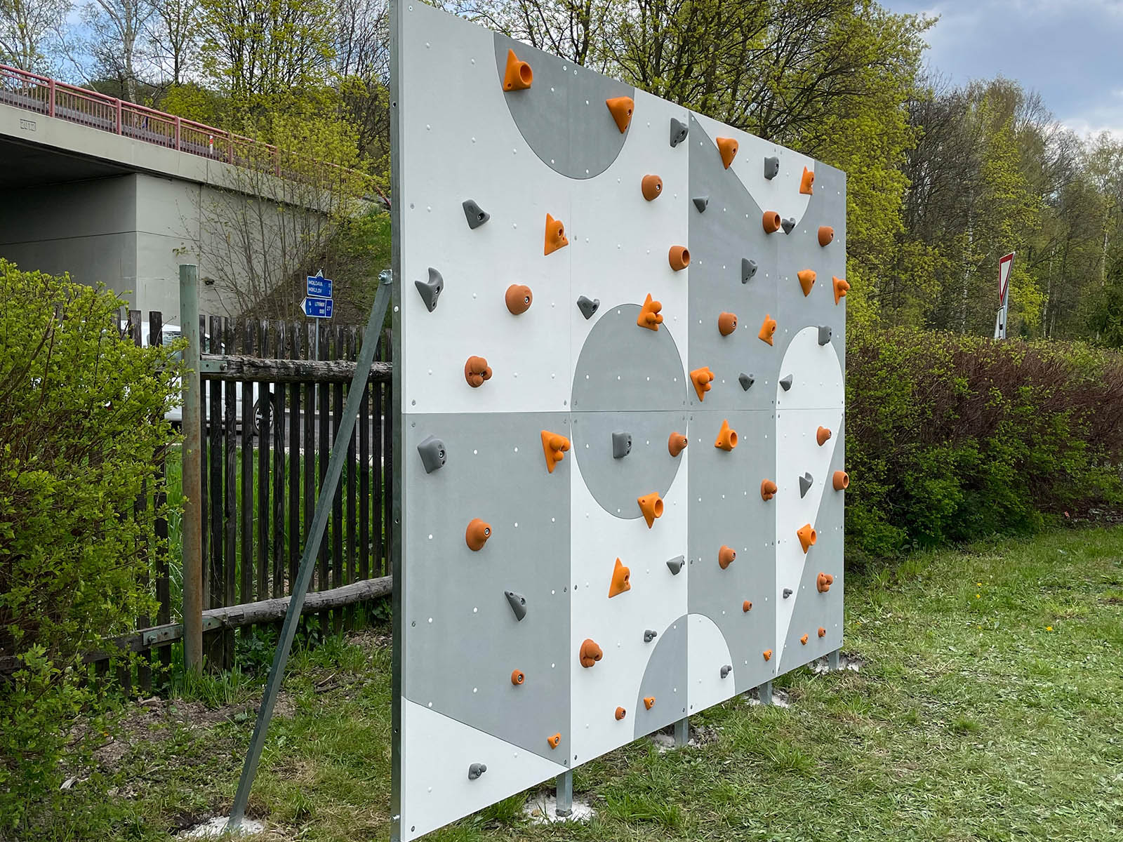 Venkovní lezecká stěna na zahradu BLOCKids 8 Barva úchytů: Oranžová