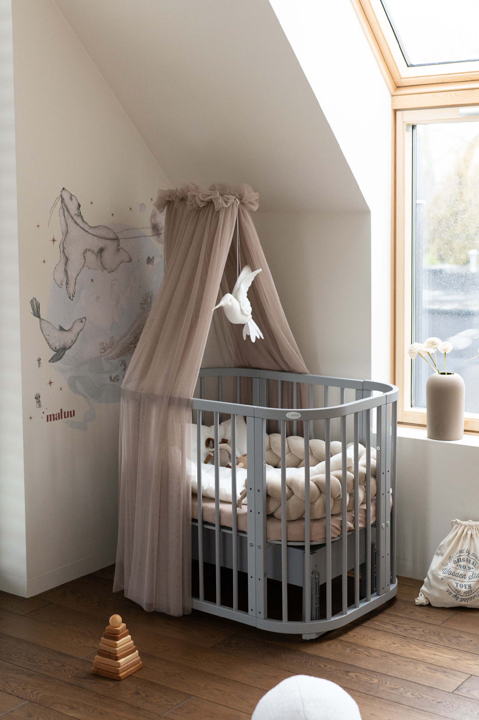 Monbaby nábytek Waldin Tylový baldachýn na dětskou postýlku + rám baldachýnu Barva: Taupe