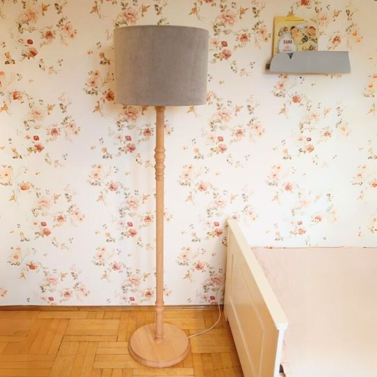 Lamps and Company Podlahová stojací lampa sametová, šedá Barva: Přírodní dekor naolejovaný