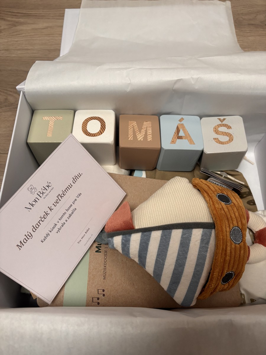 Meno Tomáš z drevených kociek a tlačená darčeková kartička Mon Bébé v otvorenom boxe.
